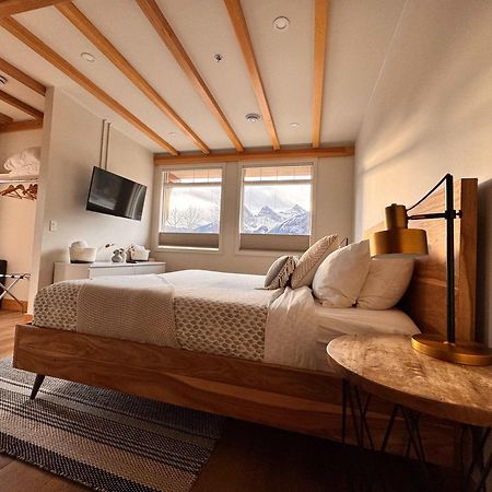 Ravens Crest Lodge - Stunning Views Perfectly Located On Main Street Canmore Zewnętrze zdjęcie