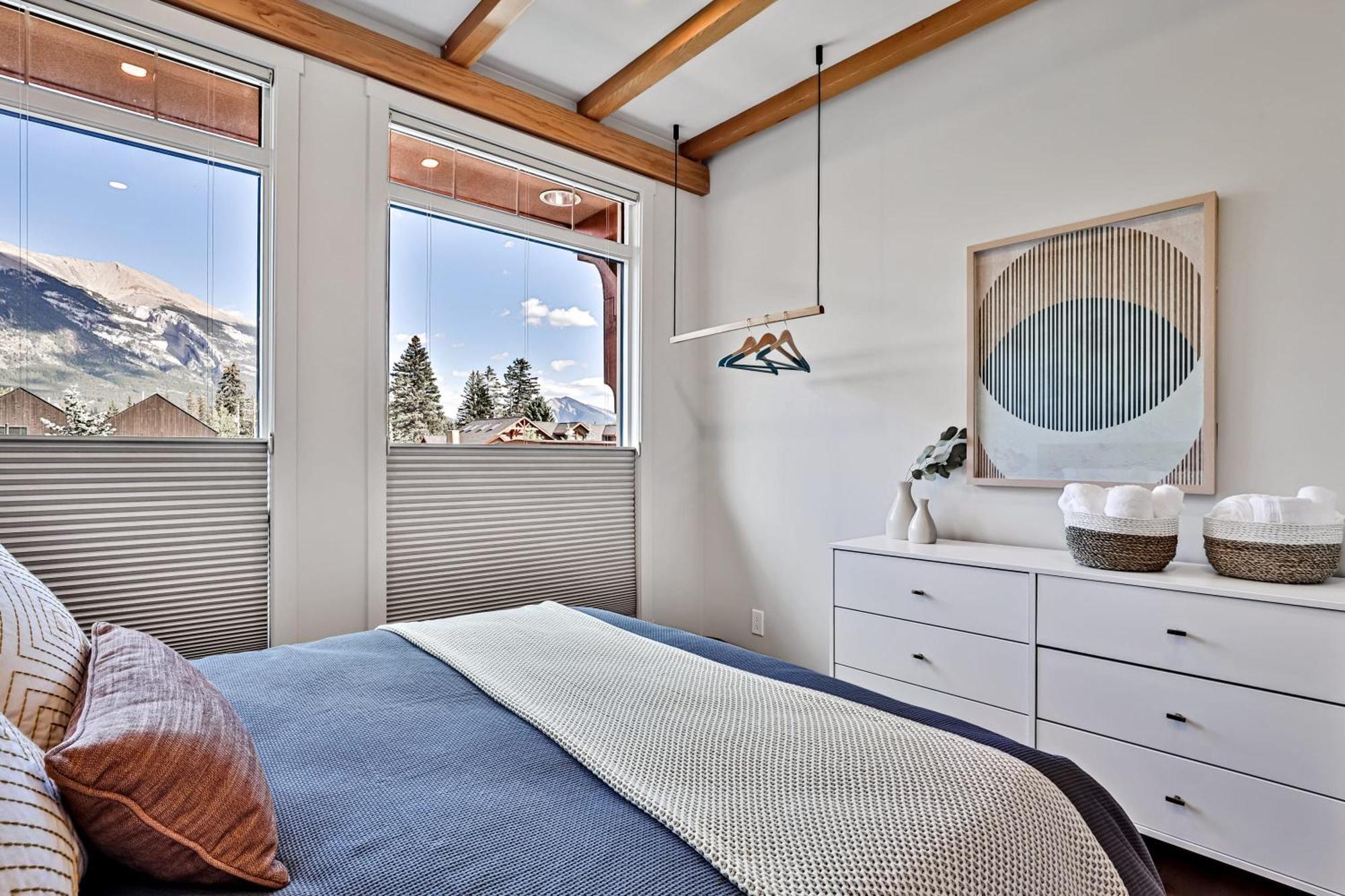 Ravens Crest Lodge - Stunning Views Perfectly Located On Main Street Canmore Zewnętrze zdjęcie