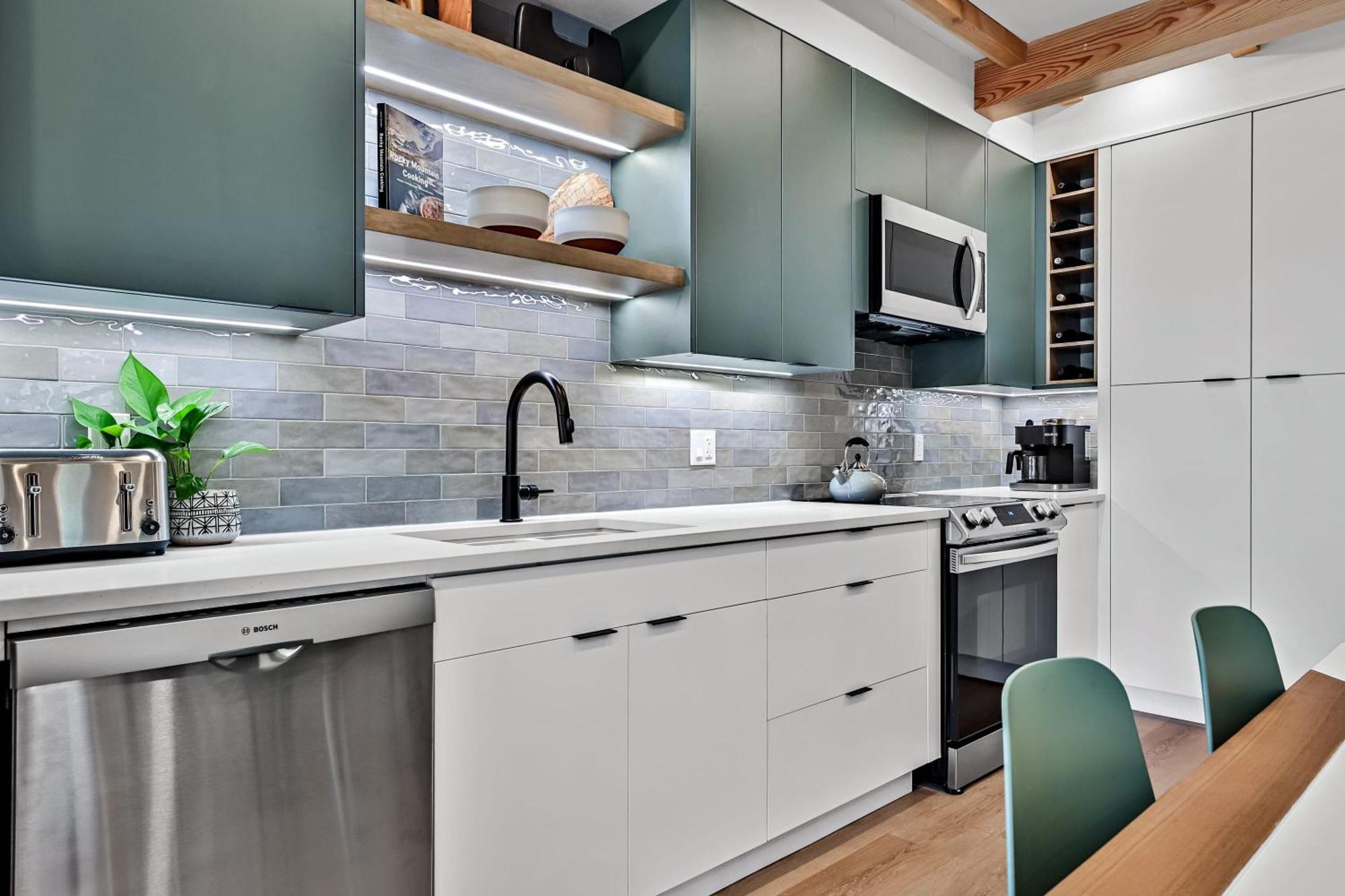 Ravens Crest Lodge - Stunning Views Perfectly Located On Main Street Canmore Zewnętrze zdjęcie