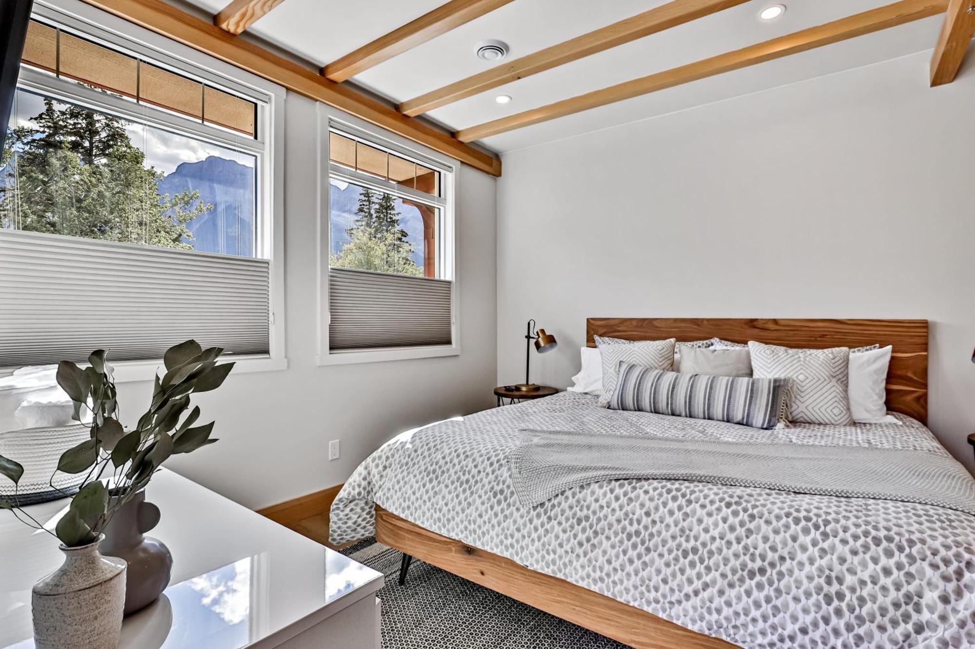 Ravens Crest Lodge - Stunning Views Perfectly Located On Main Street Canmore Zewnętrze zdjęcie