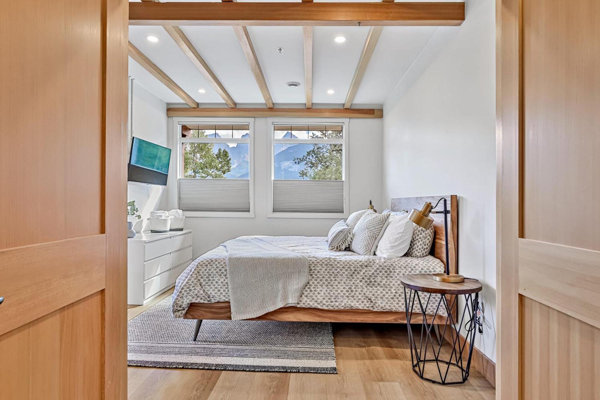 Ravens Crest Lodge - Stunning Views Perfectly Located On Main Street Canmore Zewnętrze zdjęcie