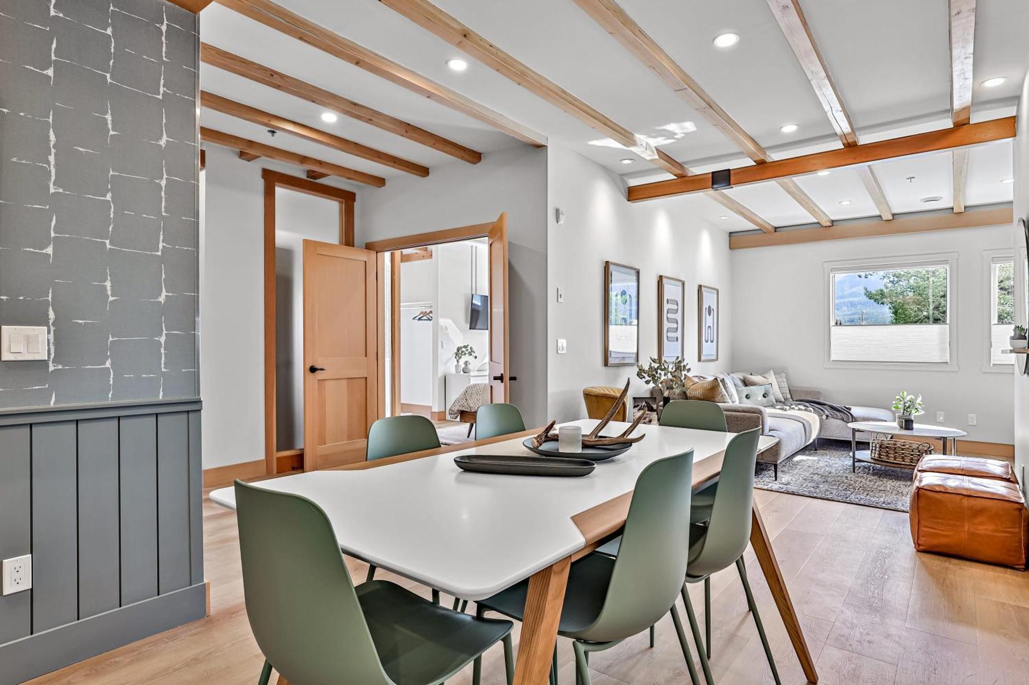 Ravens Crest Lodge - Stunning Views Perfectly Located On Main Street Canmore Zewnętrze zdjęcie