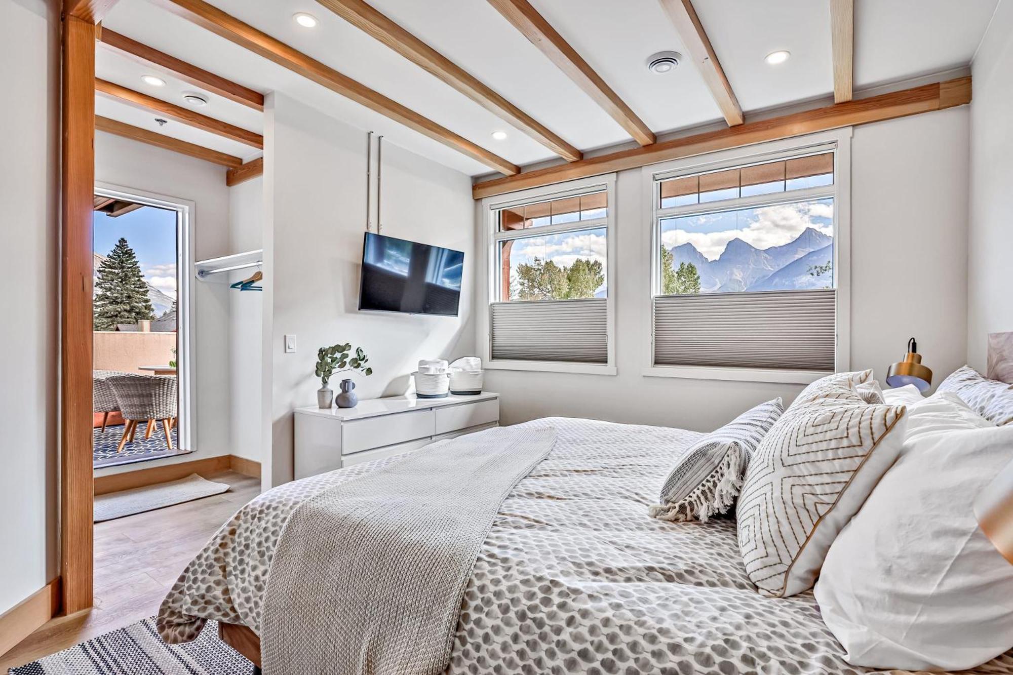 Ravens Crest Lodge - Stunning Views Perfectly Located On Main Street Canmore Zewnętrze zdjęcie