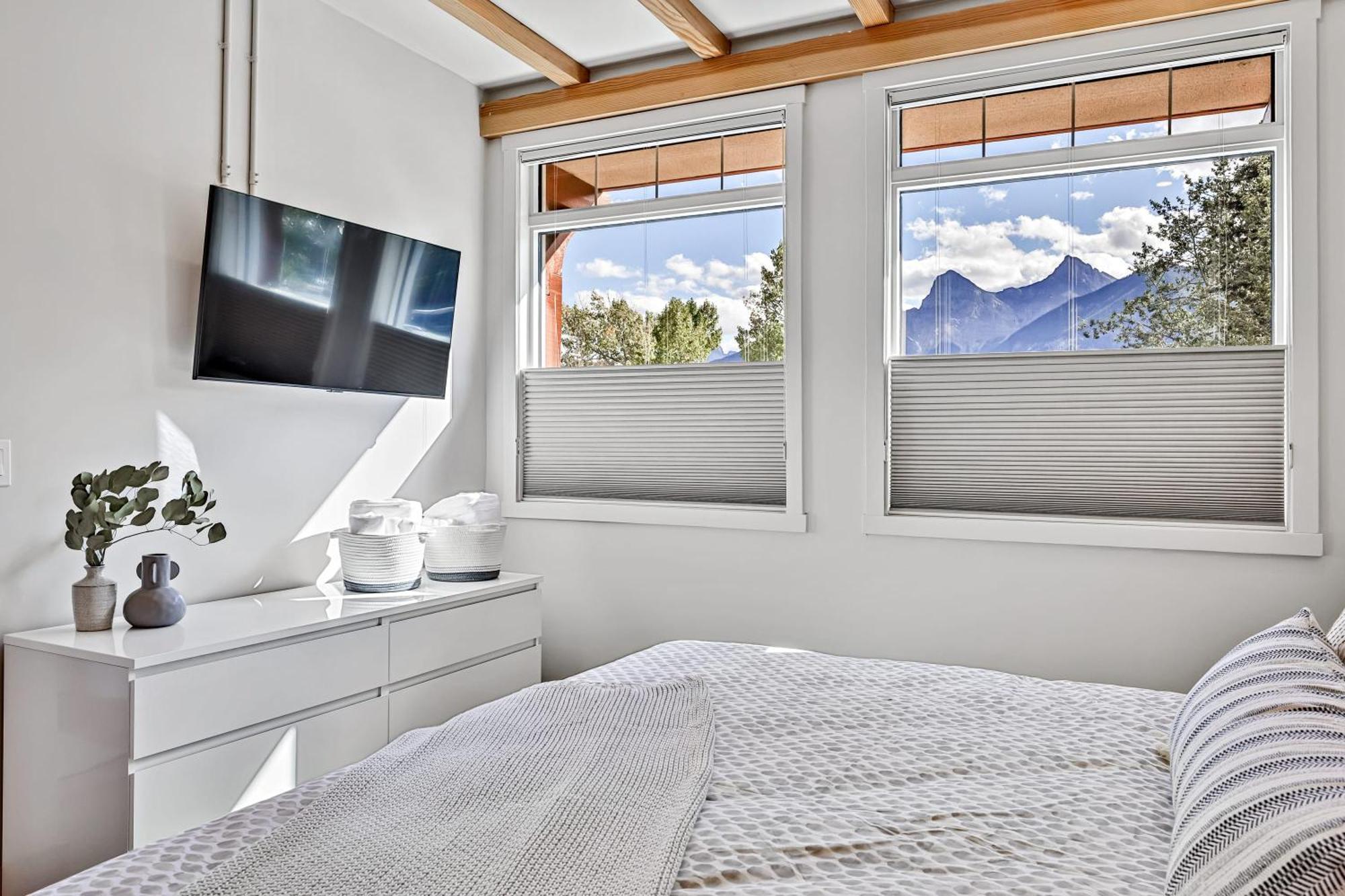 Ravens Crest Lodge - Stunning Views Perfectly Located On Main Street Canmore Zewnętrze zdjęcie