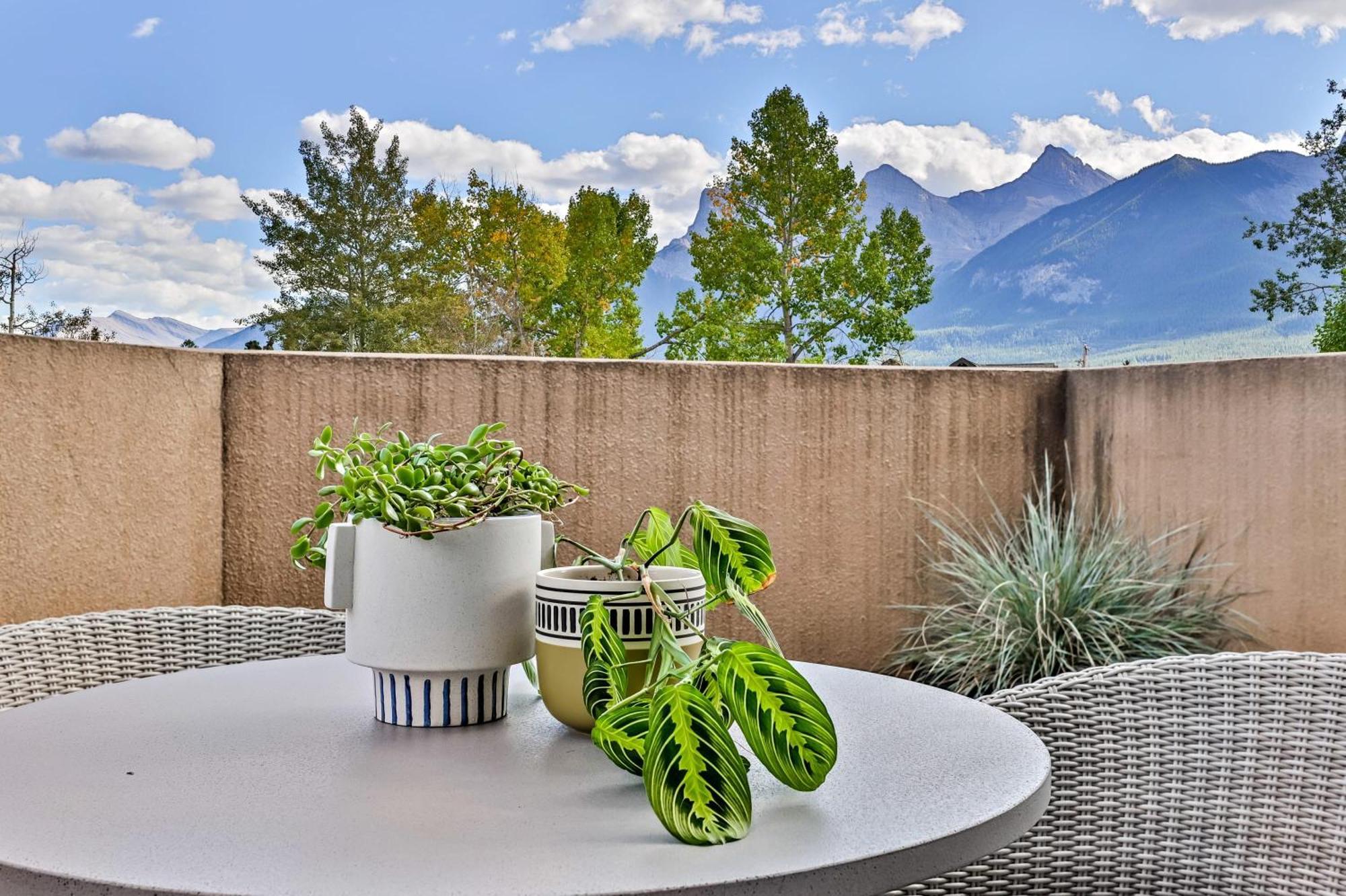 Ravens Crest Lodge - Stunning Views Perfectly Located On Main Street Canmore Zewnętrze zdjęcie