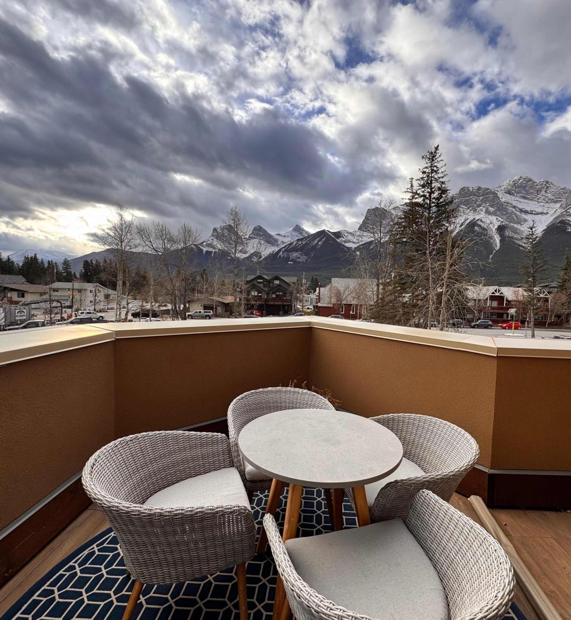 Ravens Crest Lodge - Stunning Views Perfectly Located On Main Street Canmore Zewnętrze zdjęcie
