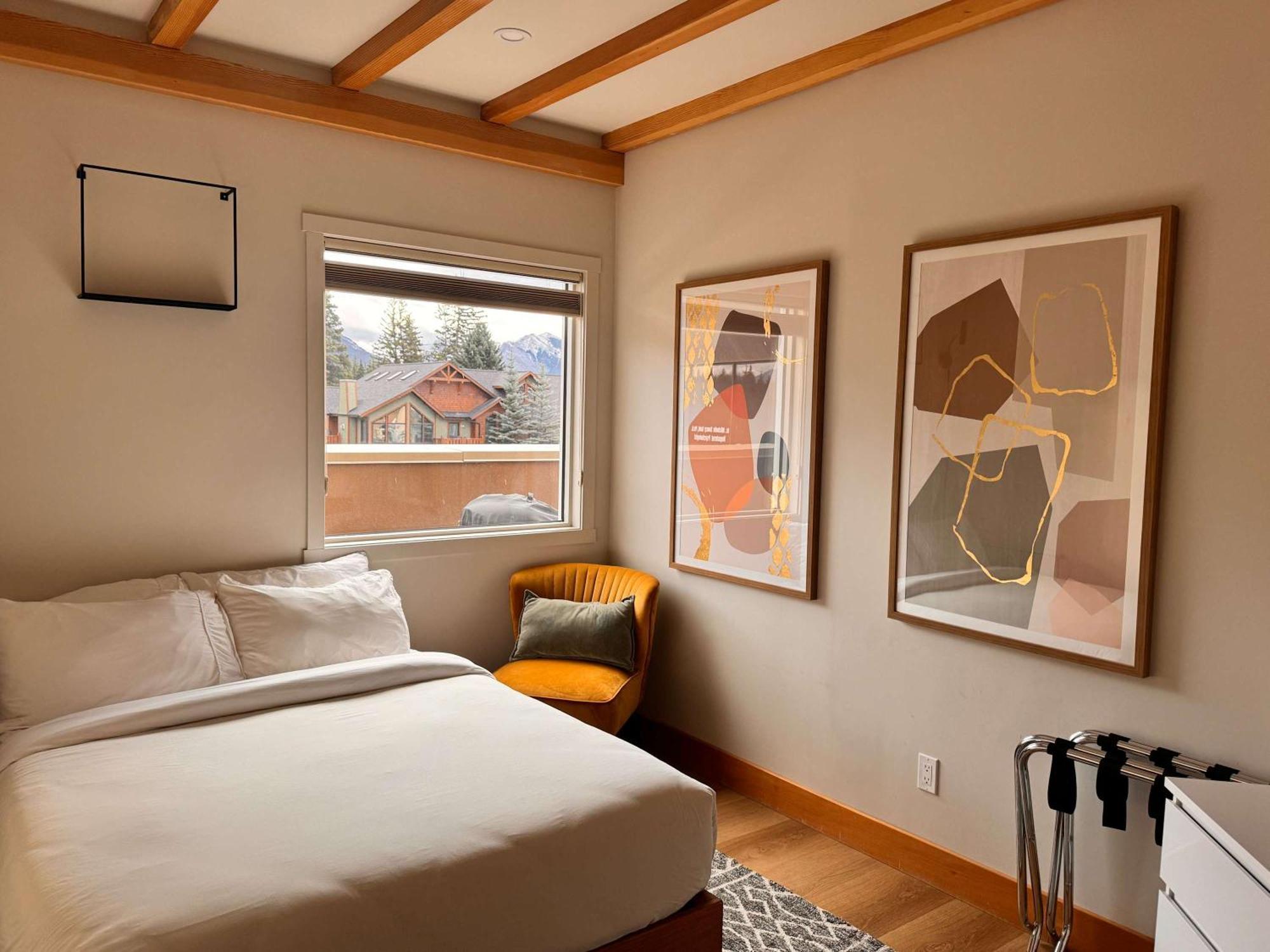 Ravens Crest Lodge - Stunning Views Perfectly Located On Main Street Canmore Zewnętrze zdjęcie