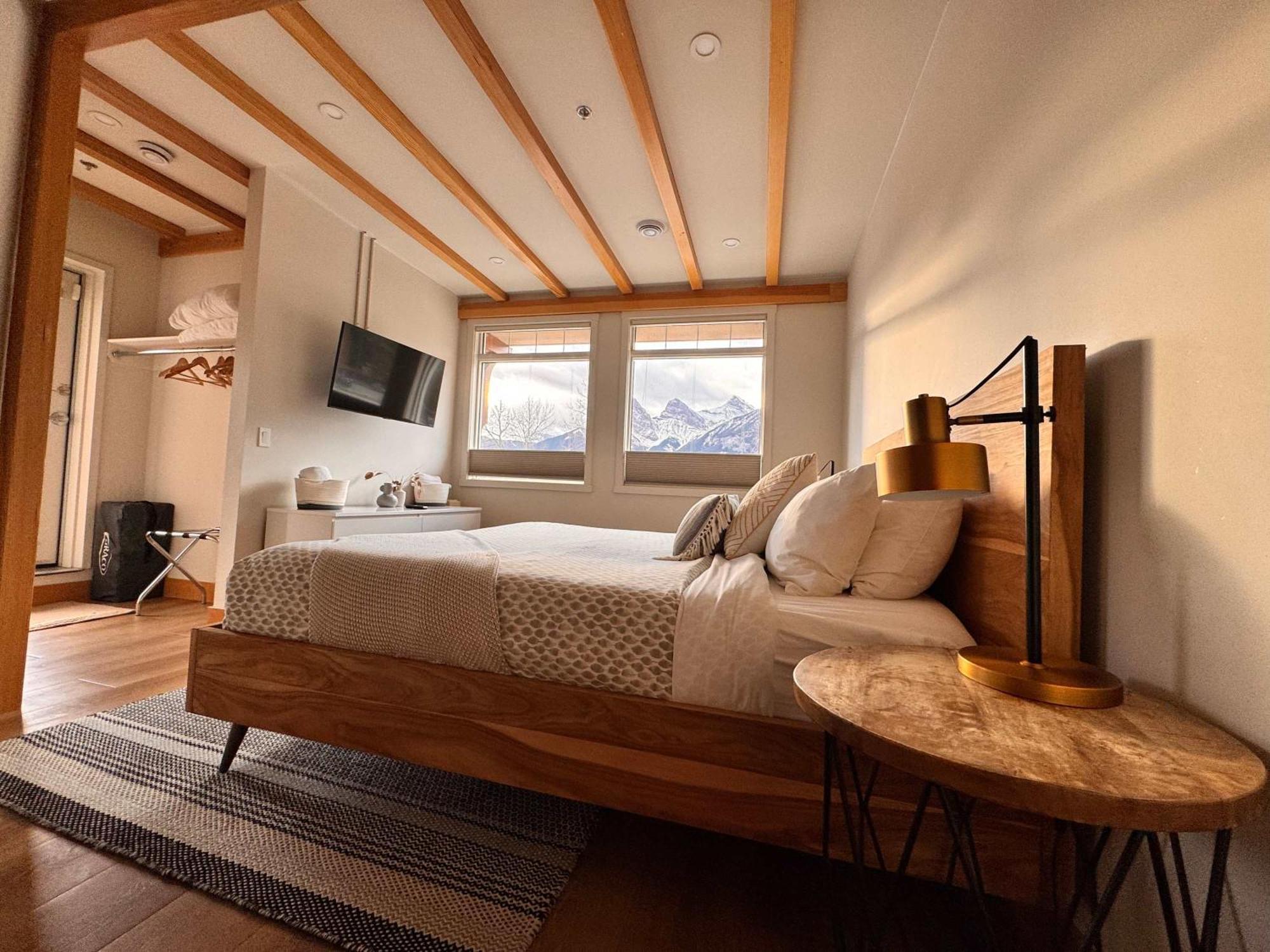 Ravens Crest Lodge - Stunning Views Perfectly Located On Main Street Canmore Zewnętrze zdjęcie