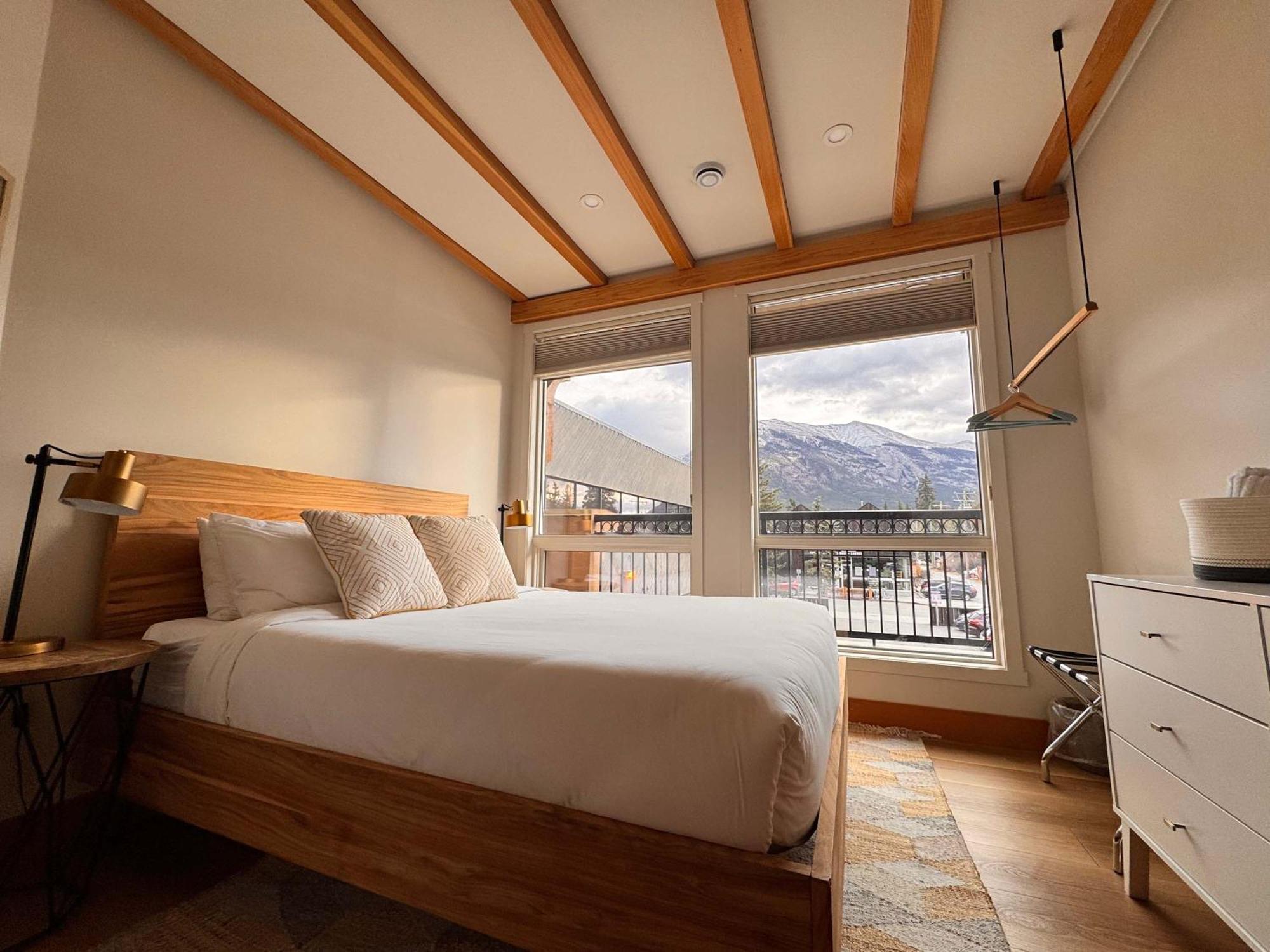 Ravens Crest Lodge - Stunning Views Perfectly Located On Main Street Canmore Zewnętrze zdjęcie