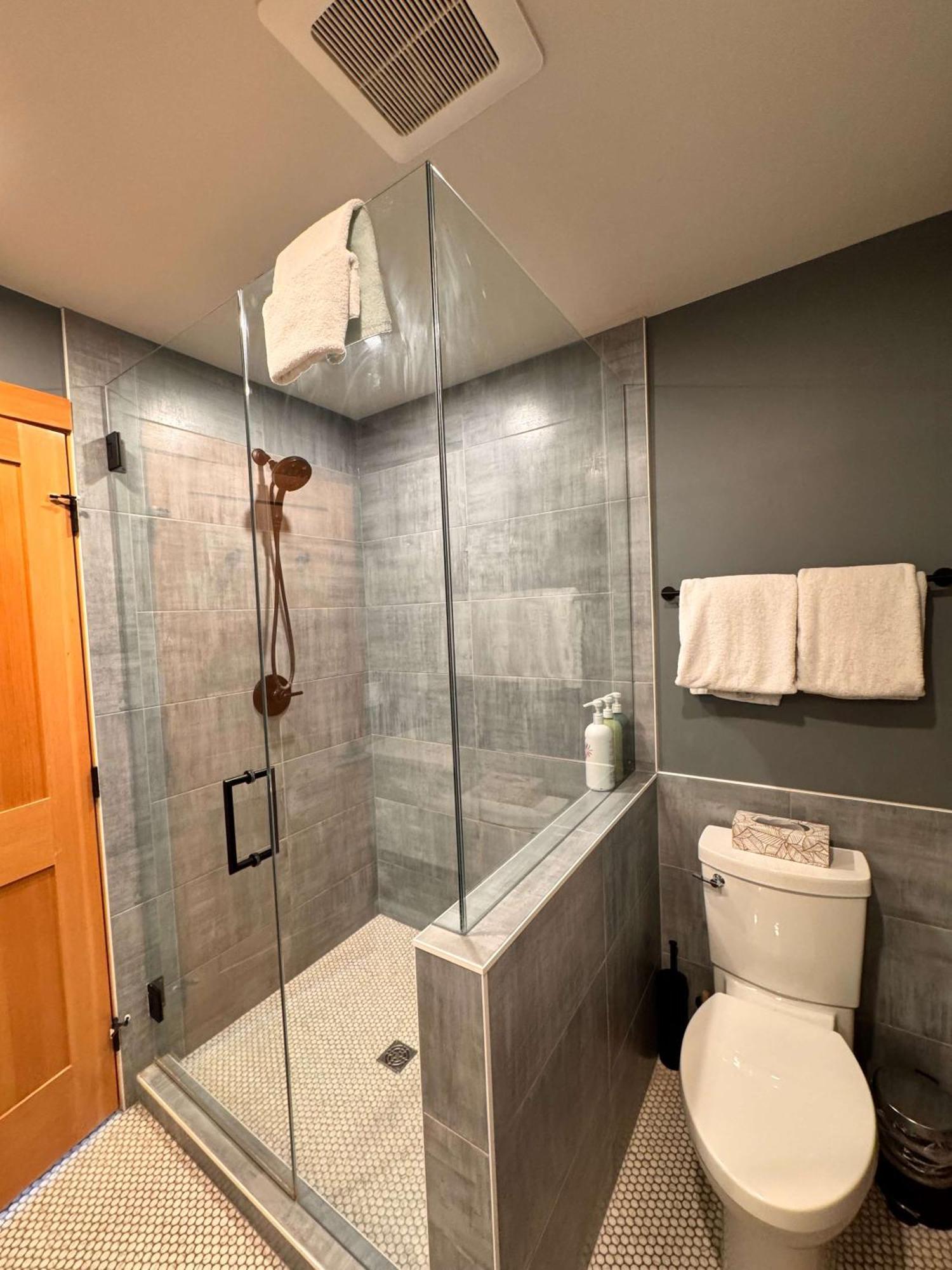 Ravens Crest Lodge - Stunning Views Perfectly Located On Main Street Canmore Zewnętrze zdjęcie